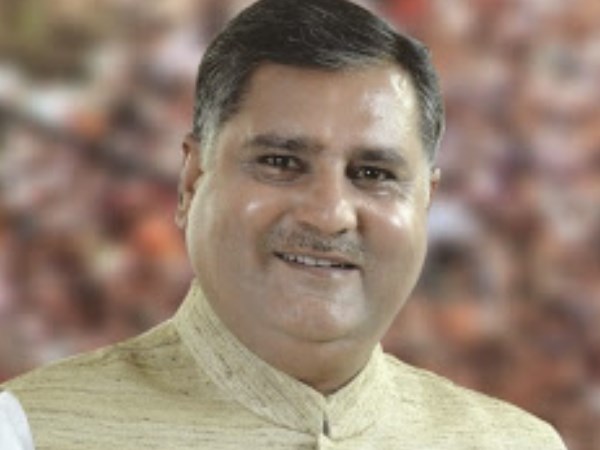 खुद को बताया सीएम खट्टर की चचेरा भाई