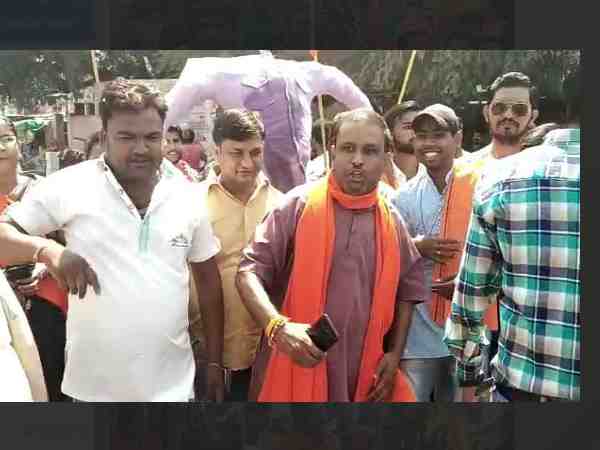 bajrang dal leaders burns PM modi effigy in agra protesting for farmers bajrang dal leaders burns PM modi effigy in agra protesting for farmers