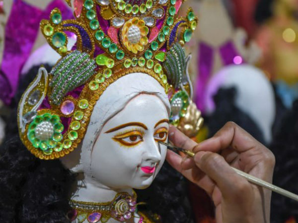 जानिए मां भगवती के श्रृंगार का महत्व,देखें पूजा की तस्वीरें जानिए मां भगवती के श्रृंगार का महत्व,देखें पूजा की तस्वीरें