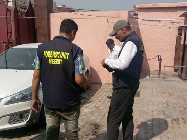 फॉरेंसिक विभाग ने लिए सैंपल