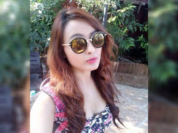 'मैं नीचे गई और खुद सिगरेट लेकर आई' 'मैं नीचे गई और खुद सिगरेट लेकर आई'