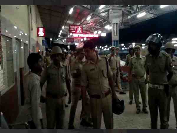 लोगों से हाथ मिलाकर उन्हें सुरक्षा का अहसास कराया