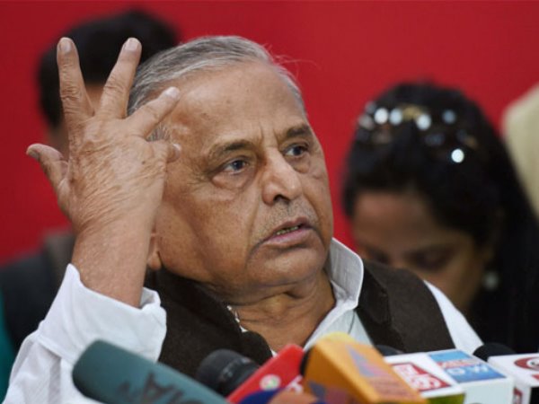 अखिलेश के बंगले पर जमकर मचा था घमासान अखिलेश के बंगले पर जमकर मचा था घमासान