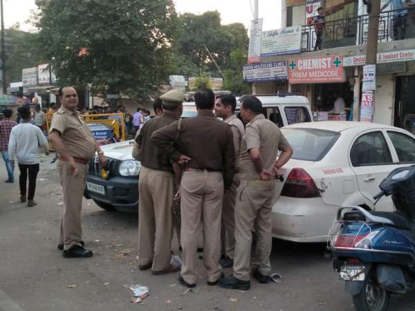 मौके से पांच एजेंट भी गिरफ्तार