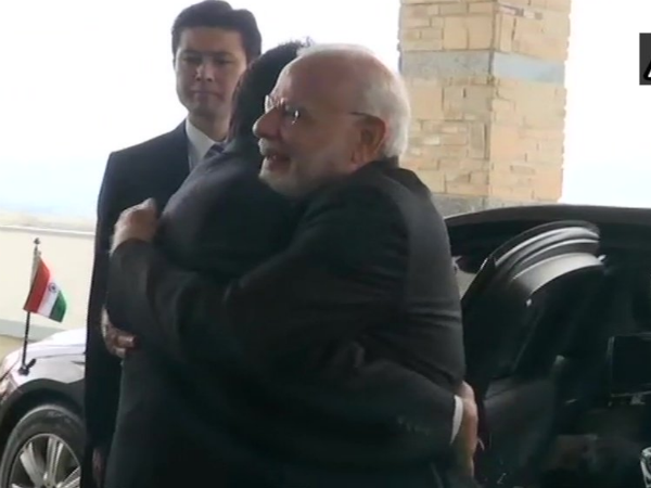 जापानी प्रधानमंत्री शिंजो आबे से मिले पीएम नरेंद्र मोदी जापानी प्रधानमंत्री शिंजो आबे से मिले पीएम नरेंद्र मोदी