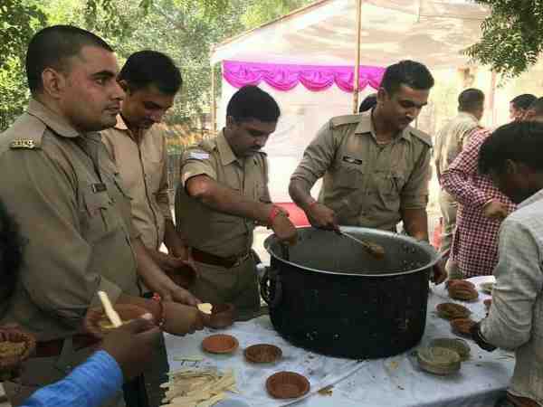 चंदा इकट्ठा करके कराया भंडारा