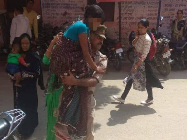 'स्ट्रेचर नहीं तो मेरे कंधे ही सही...'