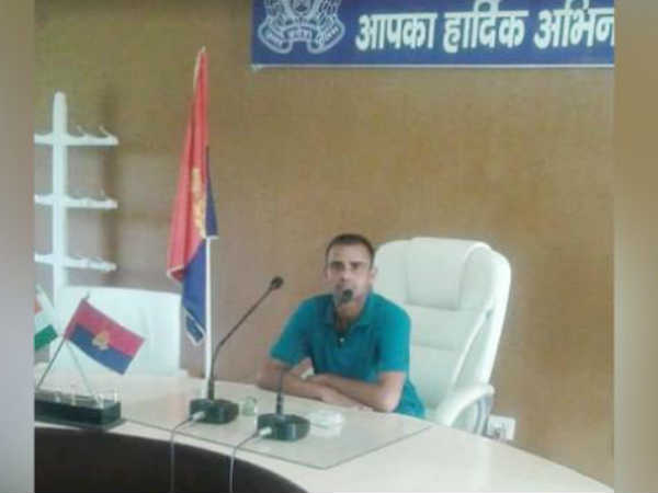 SSP की कुर्सी पर बैठकर खिंचवाई फोटो