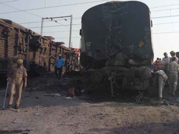 New Farakka Express Train Derailed in Raebareli, See Pics New Farakka Express Train Derailed in Raebareli, See Pics