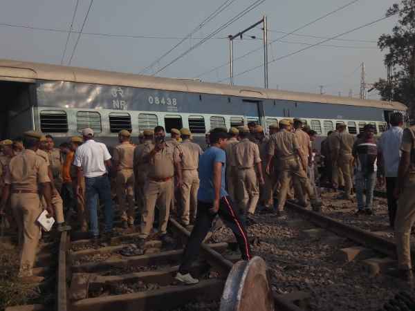 New Farakka Express Train Derailed in Raebareli, See Pics New Farakka Express Train Derailed in Raebareli, See Pics