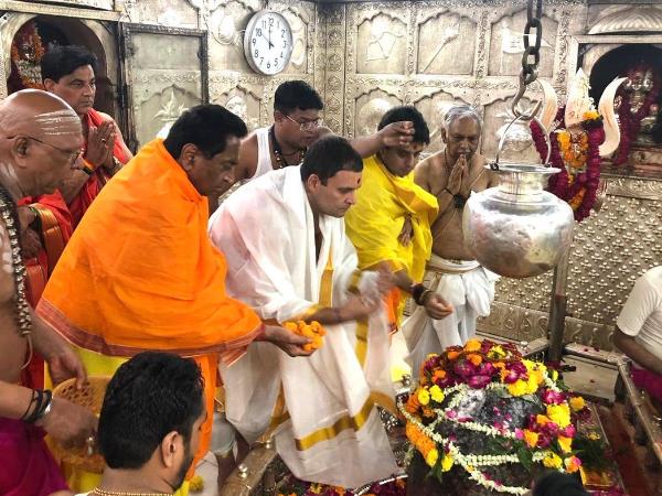 रैली से पहले पहुंचे मंदिर 