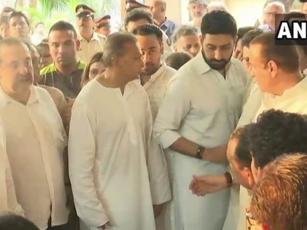 कृष्णा राजकपूर को अंतिम विदाई देने पहुंचे फिल्म और उद्योग जगत के सितारे