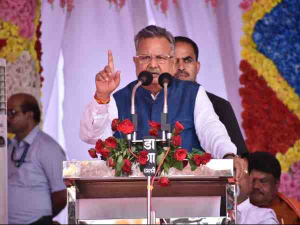 cm raman singh slams congress bhupesh baghel for state development cm raman singh slams congress bhupesh baghel for state development