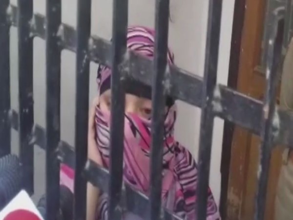 'घर छोड़ने के नाम पर थाने ले जाकर बिठाया'