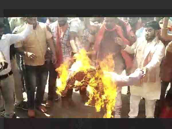 bajrang dal leaders burns PM modi effigy in agra protesting for farmers bajrang dal leaders burns PM modi effigy in agra protesting for farmers