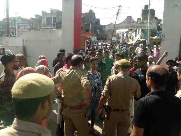 boys molested schoolgirl police in public place in saharanpur