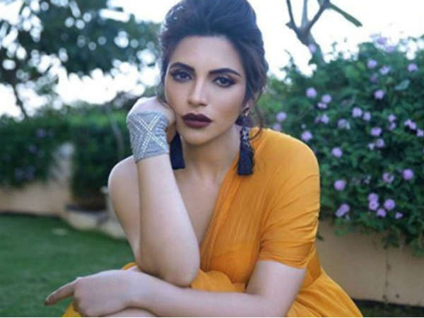 जांघ पर रखा हाथ