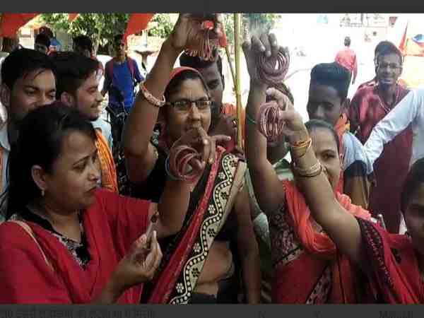 bajrang dal leaders burns PM modi effigy in agra protesting for farmers bajrang dal leaders burns PM modi effigy in agra protesting for farmers