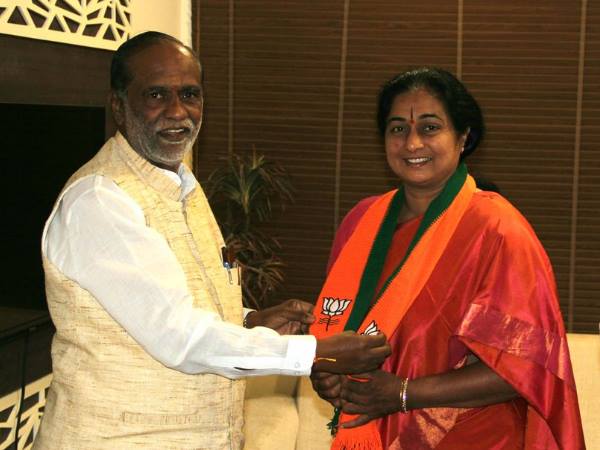 पद्मिनी रेड्डी बीजेपी में हुई शामिल पद्मिनी रेड्डी बीजेपी में हुई शामिल