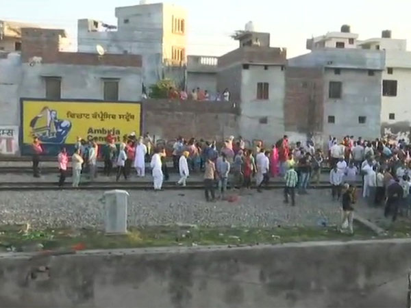 लाशों के बगल में खड़े होकर सेल्‍फी