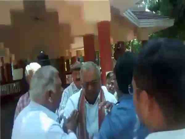 मध्य प्रदेश: कार्यक्रम में पहुंचे विधायक को झेलना पड़ा लोगों का विरोध, गुस्साए विधायक का वीडियो वायरल मध्य प्रदेश: कार्यक्रम में पहुंचे विधायक को झेलना पड़ा लोगों का विरोध, गुस्साए विधायक का वीडियो वायरल