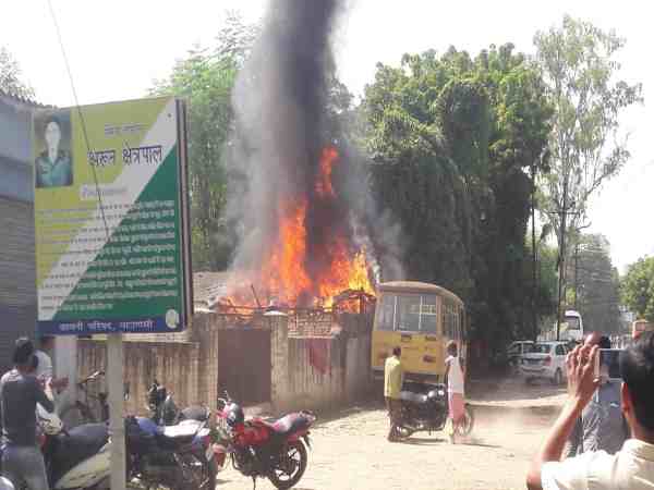 यूपी: कैण्ट इलाके में मौजूद घर में लगी भीषण आग, देर से पहुंची फायर टीम, सारा सामान जलकर खाक यूपी: कैण्ट इलाके में मौजूद घर में लगी भीषण आग, देर से पहुंची फायर टीम, सारा सामान जलकर खाक