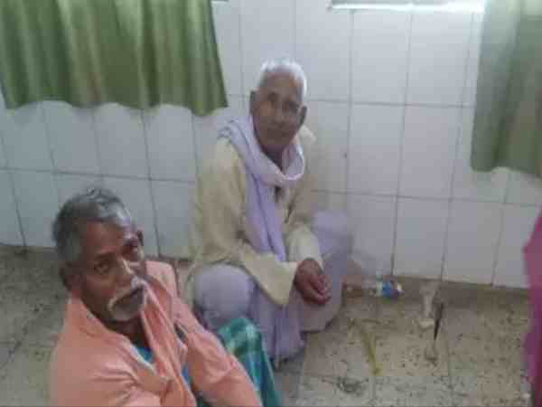 बिहार: डॉक्टरों के बीच तांत्रिक पहुंचा अस्पताल, परिजनों के कहने पर महिला का किया झाड़-फूंक बिहार: डॉक्टरों के बीच तांत्रिक पहुंचा अस्पताल, परिजनों के कहने पर महिला का किया झाड़-फूंक