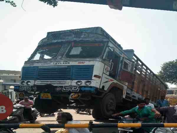 यूपी: चलती सड़क पर अचानक उठ गए ट्रक के दोनोंं पहिए, जान बचाकर अगल-बगल से निकलते रहे लोग