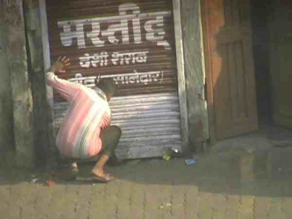 यूपी: सरकार के आदेश के बावजूद इस शहर में 12 बजे के बजाय 7 बजे से बेची जा रही है शराब