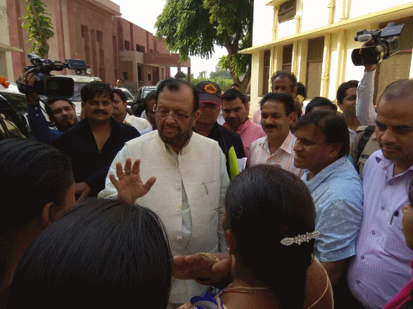 यूपी: कैबिनेट मंत्री के कार्यक्रम में आशाओं ने खड़ा किया हंगामा, मानदेय ना मिलने से थीं नाराज