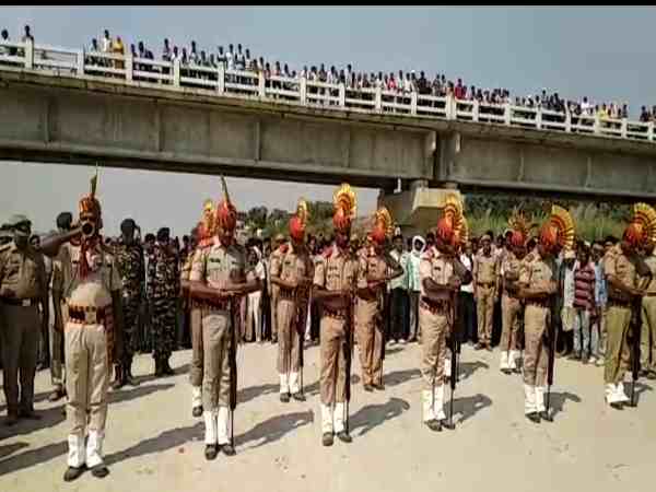 यूपी: कश्मीर में शहीद हुए जवान का शव पहुंचा गांव, मातम के बीच हुआ अंतिम संस्कार, भावुक करने वाली तस्वीरें