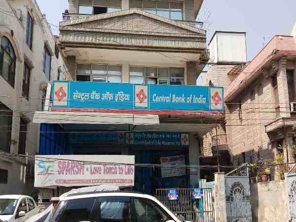 महिला द्वारा जमा पैसे दूसरी महिला ने लिए निकाल