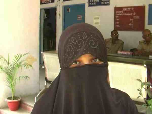 यूपी: दहेज ना देने पर पहले महिला पर किरोसिन डाल किया जलाने का प्रयास, बाद में फोन पर दिया तीन तलाक यूपी: दहेज ना देने पर पहले महिला पर किरोसिन डाल किया जलाने का प्रयास, बाद में फोन पर दिया तीन तलाक