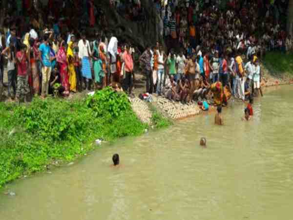 मध्य प्रदेश: परिवार की नाराजगी के चलते प्रेमी जोड़े ने हाथों में चुनरी बांधकर लगाई नदी में छलांग मध्य प्रदेश: परिवार की नाराजगी के चलते प्रेमी जोड़े ने हाथों में चुनरी बांधकर लगाई नदी में छलांग