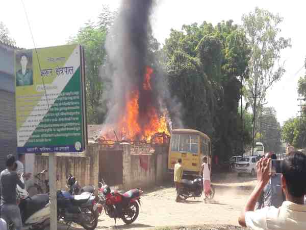 यूपी: कैण्ट इलाके में मौजूद घर में लगी भीषण आग, देर से पहुंची फायर टीम, सारा सामान जलकर खाक यूपी: कैण्ट इलाके में मौजूद घर में लगी भीषण आग, देर से पहुंची फायर टीम, सारा सामान जलकर खाक