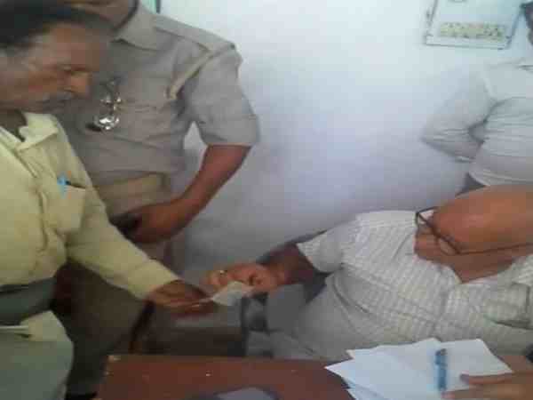 यूपी: ई रिक्शा चालक से घूस लेने के जुर्म में हेड कांस्टेबल गया जेल, वीडियो हुआ वायरल