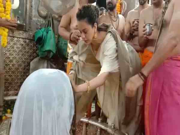 महाकाल के दर्शन करने उज्जैन पहुंची कंगना, सेल्फी लेने वालों की लगी भीड़