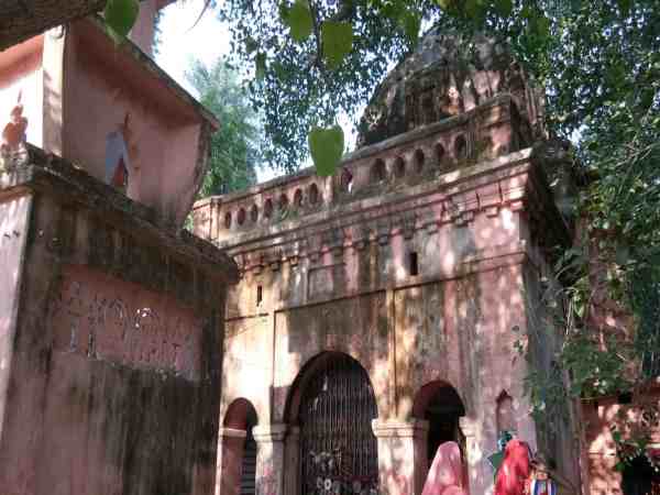 यूपी: इस मंदिर के निर्माण का इतिहास है अद्भुत, आखिर क्यों खुदाई करते वक्त बहने लगी थी खून की धार?