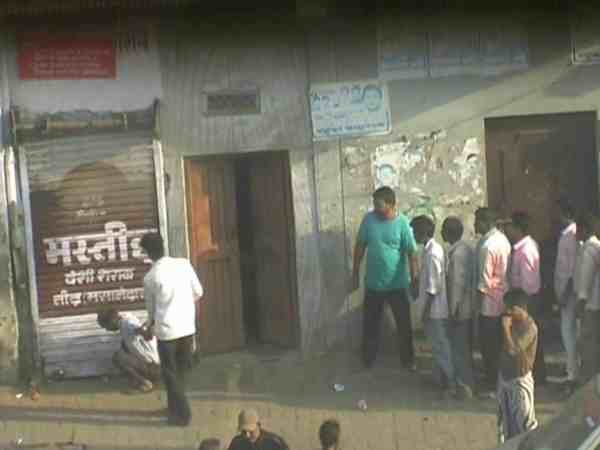 यूपी: सरकार के आदेश के बावजूद इस शहर में 12 बजे के बजाय 7 बजे से बेची जा रही है शराब