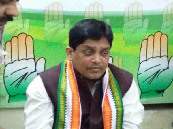 छत्तीसगढ़: कांग्रेस में फिर सामने आई गुटबाजी, कार्यकर्ताओं ने किया पीएल पुनिया का घेराव