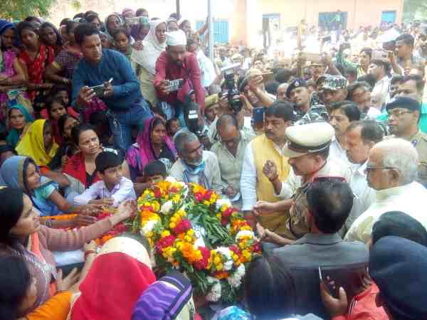 यूपी: कश्मीर में शहीद हुए जवान का शव पहुंचा गांव, मातम के बीच हुआ अंतिम संस्कार, भावुक करने वाली तस्वीरें