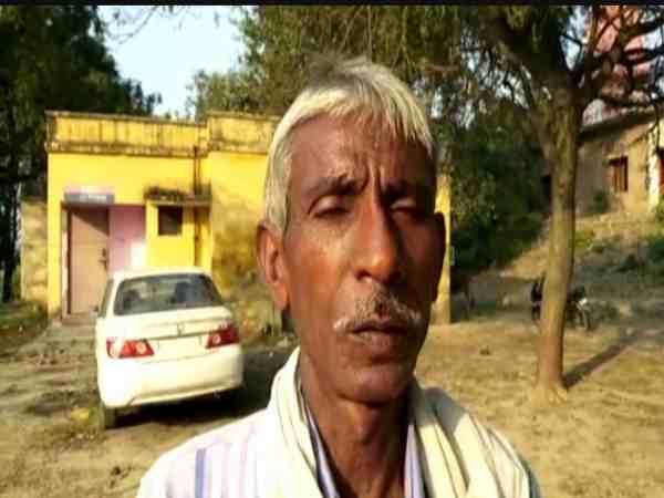 यूपी: घूस लेते हुए लेखपाल को एंटी करप्शन के अधिकारियों ने रंगे हाथों पकड़ा, देखें वीडियो