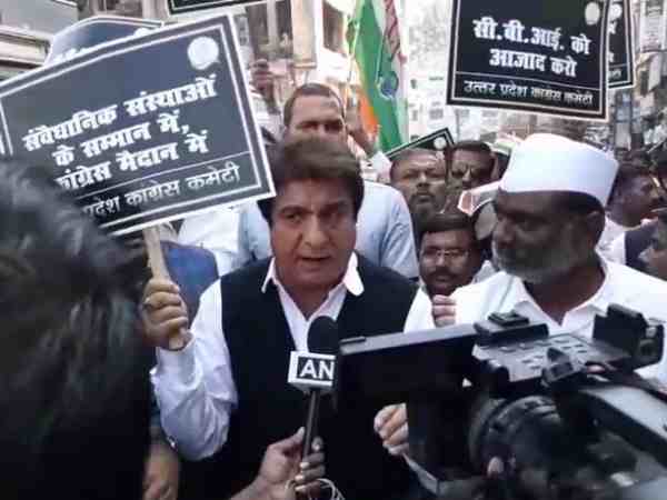 सीबीआई दफ्तर के बाहर लखनऊ और पटना में कांग्रेसी समर्थकों ने किया प्रदर्शन, पुलिस ने किया लाठीचार्ज