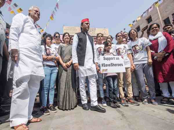 यूपी: एसिड अटैक पीड़िताओं से मिलने शिरोज कैफे पहुंचे अखिलेश यादव, योगी सरकार को दी चेतावनी