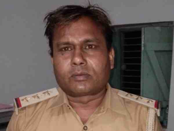 यूपी: तीन स्टार फर्जी दरोगा हुआ गिरफ्तार, लोगों को ठगने का करता था काम