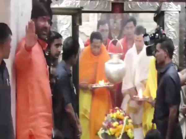 विशेष विमान से पहुंचे दर्शन करने