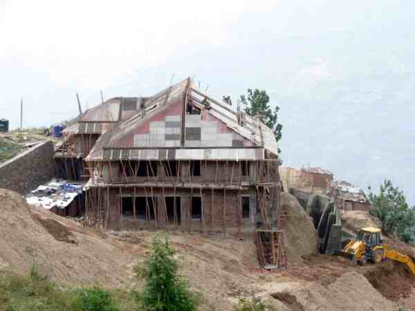 हिमाचल प्रदेश: कई बार ढाहने के बाद बन कर तैयार हो चुका है प्रियंका गांधी का घर, सवालों के घेरे में है संपत्ति