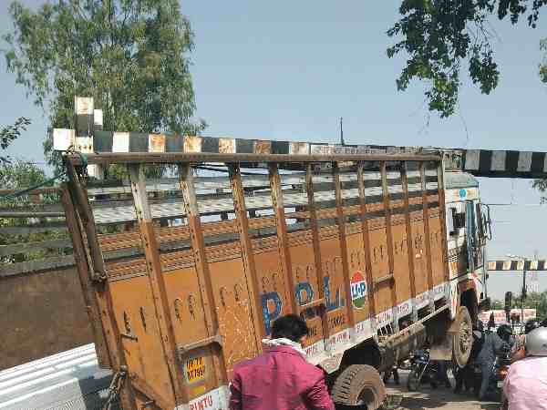 यूपी: सख्त मनाही के बाद भी नो एंट्री टाइम में शहर के बीच घुसा ट्रक हुआ दुर्घटनाग्रस्त, ट्रैफिक पुलिस बनी रही अंजान