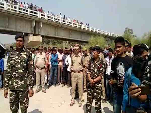 यूपी: कश्मीर में शहीद हुए जवान का शव पहुंचा गांव, मातम के बीच हुआ अंतिम संस्कार, भावुक करने वाली तस्वीरें
