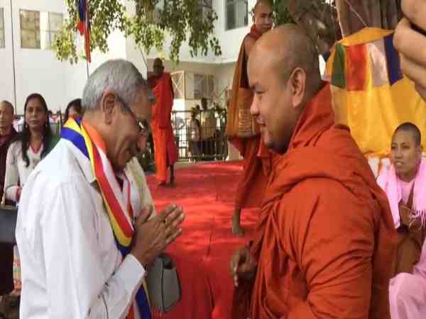 विश्वविद्यालय के संचालक ने भी ग्रहण किया बौद्ध धर्म